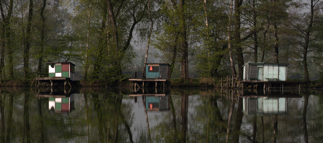 Weronika Kasprzyk, "Budki wędkarskie", fotografia z cyklu "Kopalniok River", fot. https://weronikakasprzyk.weebly.com